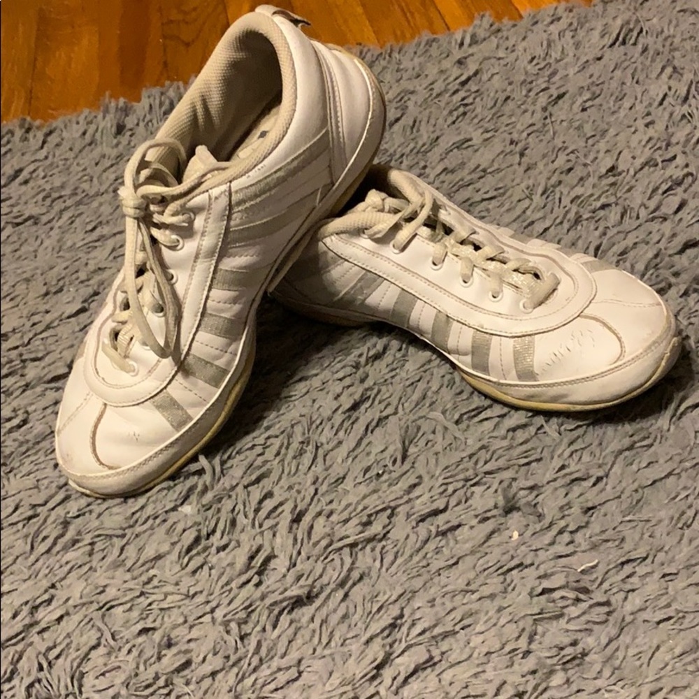 Cheerleading shoes